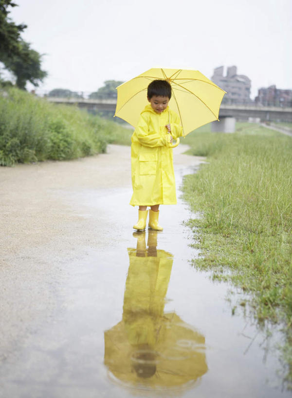 东方人,儿童,一个人,站,竖图,室外,白天,正面,纯洁,草地,草坪,植物,道路,路,鞋子,亚洲,仅一个男性,仅一个人,握,伞,雨伞,雨鞋,雨靴,遮阳伞,小路,交通,拿,拿着,注视,黄种人,阳伞,靴子,草,树,树木,小孩,黄色,绿色,倒影,自然,观察,看,站着,仅一个小孩,可爱,童年,童趣,握着,乡间小路,生长,成长,观看,保暖,察看,倒映,太阳伞,防寒,御寒,关注,雨衣,胶鞋,童真,透气,烂漫,无邪,防水,冲锋服,冲锋衣,防潮,户外用品,反照,水坑,天真,男孩,男人,男性,亚洲人,孩子,站立,彩图,全身,男生