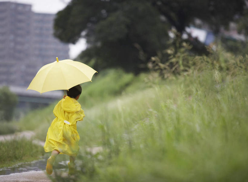 东方人,儿童,一个人,走,横图,室外,白天,侧面,纯洁,草地,草坪,植物,道路,路,鞋子,亚洲,仅一个男性,仅一个人,握,伞,雨伞,雨鞋,雨靴,遮阳伞,小路,交通,拿,拿着,黄种人,阳伞,靴子,草,树,树木,小孩,黄色,绿色,自然,仅一个小孩,可爱,童年,童趣,握着,乡间小路,生长,成长,保暖,太阳伞,防寒,御寒,雨衣,胶鞋,童真,透气,烂漫,无邪,防水,冲锋服,冲锋衣,防潮,户外用品,天真,男孩,男人,男性,亚洲人,孩子,步行,散步,走路,彩图,全身,男生