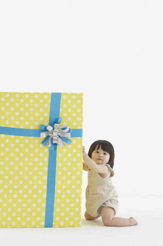 东方人,儿童,一个人,跪,竖图,室内,白天,白色背景,侧面,纯洁,礼盒,礼物,亚洲,仅一个女性,仅一个人,服装,装饰,丝绸,丝带,纸盒,缎带,注视,黄种人,绸带,盒子,一个,小孩,衣服,黄色,蓝色,包装盒,蝴蝶结,礼品盒,观察,看,仅一个小孩,可爱,童年,童趣,摄影,服饰,礼品,影棚,巨大,庞大,单个,观看,华丽,修饰,点缀,察看,衣着,穿着,关注,童真,烂漫,无邪,衬托,美观,雅致,雅观,衣饰,宏大,硕大,伟大,天真,女孩,女人,女性,亚洲人,孩子,跪着,彩图,全身,影棚拍摄,拍摄,女生