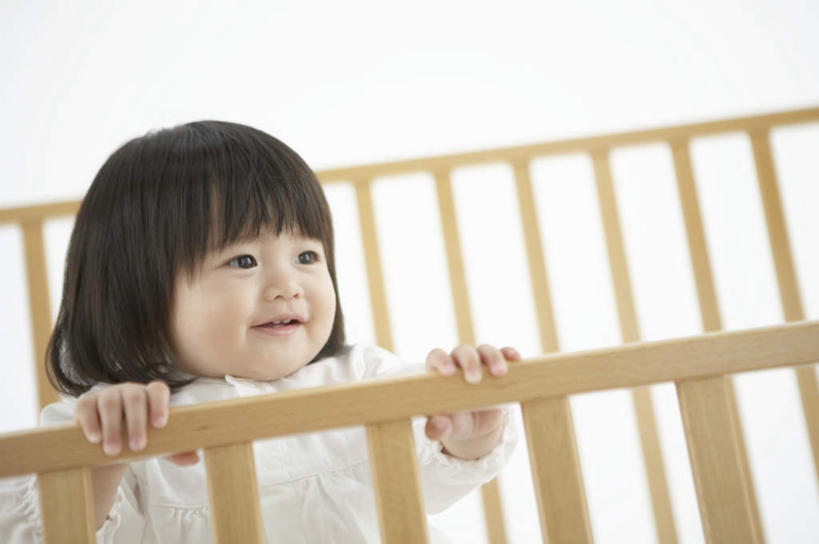 东方人,儿童,一个人,栏杆,站,笑,微笑,露齿笑,横图,室内,白天,正面,纯洁,安全,床,卧室,亚洲,仅一个女性,仅一个人,服装,围栏,注视,黄种人,护栏,小孩,衣服,观察,看,站着,仅一个小孩,舒服,可爱,童年,童趣,搭,服饰,单人床,婴儿用品,观看,婴儿床,保护,察看,舒适,衣着,穿着,搭着,关注,童真,烂漫,无邪,衣饰,天真,女孩,女人,女性,亚洲人,孩子,站立,半身,彩图,睡房,卧房,女生