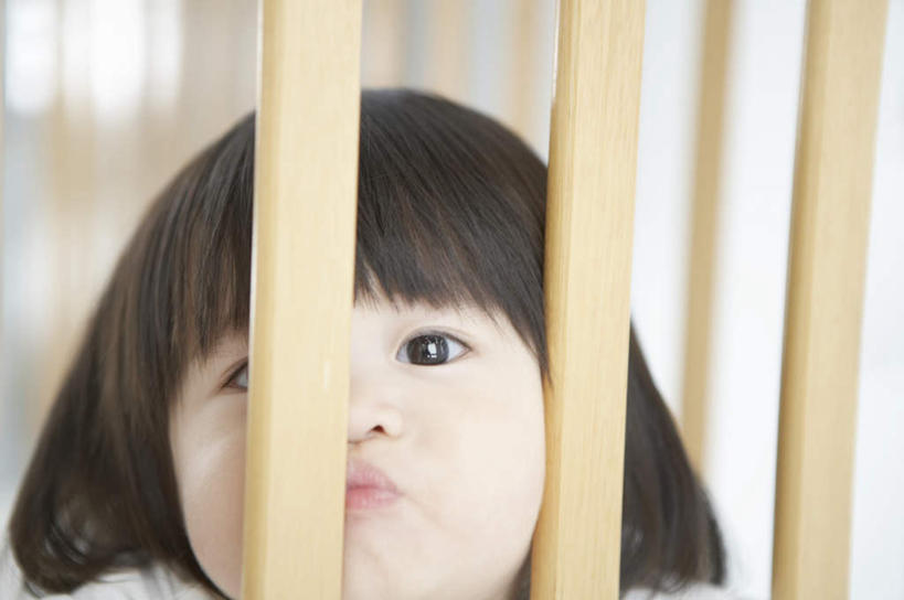 东方人,儿童,脸,头,脸颊,一个人,栏杆,横图,室内,特写,白天,正面,纯洁,安全,床,卧室,亚洲,仅一个女性,仅一个人,朦胧,模糊,围栏,注视,黄种人,护栏,小孩,观察,看,仅一个小孩,舒服,可爱,童年,童趣,单人床,婴儿用品,观看,婴儿床,保护,察看,舒适,关注,童真,烂漫,无邪,天真,女孩,女人,女性,亚洲人,孩子,头部,脸部,脸蛋,面部,半身,彩图,睡房,卧房,女生