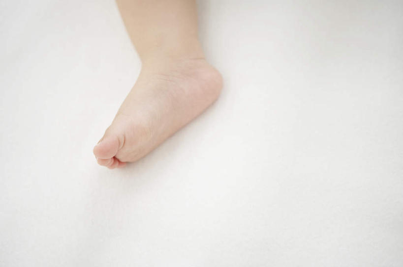 东方人,儿童,腿部,脚,脚趾,脚趾甲,腿,一个人,横图,俯视,室内,特写,白天,纯洁,安全,床,卧室,亚洲,仅一个女性,仅一个人,朦胧,模糊,黄种人,光脚,小孩,仅一个小孩,舒服,赤脚,可爱,童年,童趣,单人床,婴儿用品,婴儿床,保护,舒适,童真,烂漫,无邪,天真,女孩,女人,女性,亚洲人,孩子,脚指甲,半身,彩图,高角度拍摄,睡房,卧房,女生