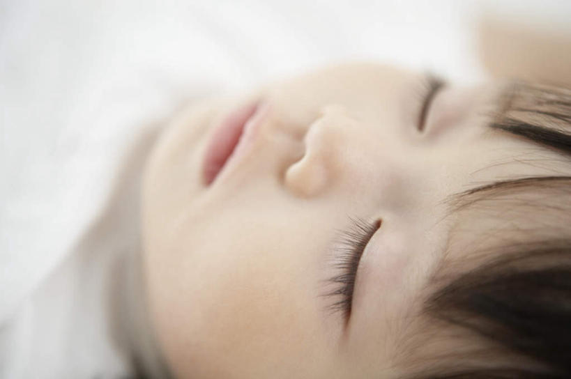 东方人,儿童,脸,头,脸颊,一个人,闭眼,睡,横图,俯视,室内,特写,白天,纯洁,安全,床,卧室,亚洲,仅一个女性,仅一个人,朦胧,模糊,黄种人,小孩,仅一个小孩,舒服,可爱,童年,童趣,单人床,婴儿用品,婴儿床,保护,舒适,童真,烂漫,无邪,天真,女孩,女人,女性,亚洲人,孩子,头部,脸部,脸蛋,面部,闭眼睛,闭着眼,闭着眼睛,困,困觉,寝息,睡觉,半身,彩图,高角度拍摄,睡房,卧房,女生