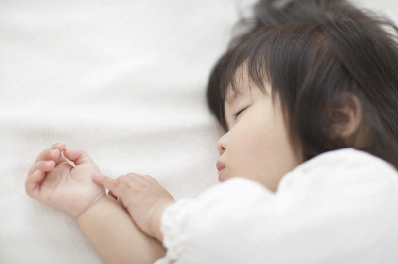 东方人,儿童,脸,头,脸颊,手,一个人,躺,闭眼,睡,横图,俯视,室内,特写,白天,纯洁,安全,床,卧室,亚洲,双手,仅一个女性,仅一个人,服装,朦胧,模糊,黄种人,小孩,衣服,仅一个小孩,舒服,手部,可爱,童年,童趣,服饰,单人床,婴儿用品,婴儿床,保护,舒适,衣着,穿着,童真,烂漫,无邪,衣饰,卧着,天真,女孩,女人,女性,亚洲人,孩子,头部,脸部,脸蛋,面部,闭眼睛,闭着眼,闭着眼睛,困,困觉,寝息,睡觉,躺着,卧,半身,彩图,高角度拍摄,睡房,卧房,女生