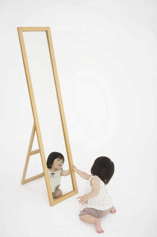 东方人,儿童,一个人,跪,竖图,室内,白天,白色背景,纯洁,镜子,亚洲,仅一个女性,仅一个人,服装,注视,黄种人,小孩,背面,衣服,观察,看,仅一个小孩,可爱,童年,童趣,摄影,服饰,影棚,观看,镜像,察看,衣着,镜面,穿着,关注,童真,烂漫,无邪,衣饰,天真,女孩,女人,女性,亚洲人,孩子,跪着,彩图,全身,影棚拍摄,拍摄,女生