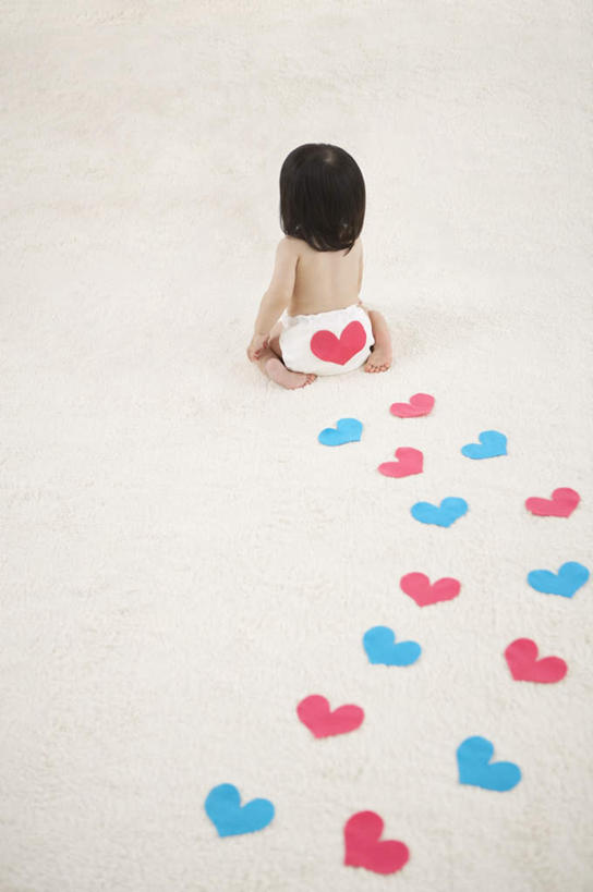东方人,儿童,一个人,坐,竖图,俯视,室内,白天,白色背景,爱情,纯洁,亚洲,仅一个女性,仅一个人,爱心,浪漫,黄种人,裸露,尿布,纸尿裤,尿不湿,排列,小孩,红色,蓝色,仅一个小孩,温暖,温馨,心形,恩爱,可爱,童年,童趣,摄影,影棚,和睦,纸尿布,队列,裸,童真,烂漫,无邪,纸尿片,天真,女孩,女人,女性,亚洲人,孩子,心型,坐着,彩图,高角度拍摄,全身,影棚拍摄,拍摄,融洽,女生