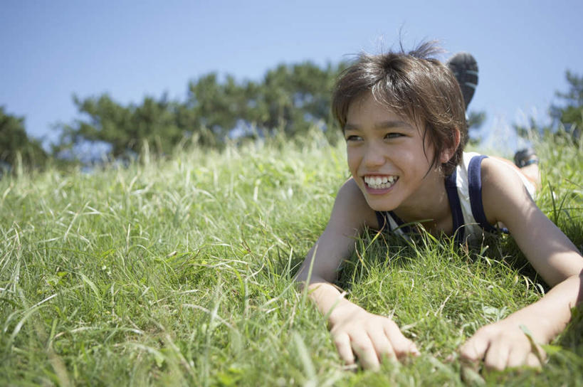 东方人,儿童,一个人,笑,微笑,露齿笑,横图,室外,白天,仰视,纯洁,草地,草坪,植物,亚洲,仅一个男性,仅一个人,阴影,服装,朦胧,模糊,光线,影子,注视,休闲装,黄种人,草,小孩,衣服,蓝色,绿色,蓝天,天空,阳光,天,观察,看,趴着,仅一个小孩,休闲,休闲服,可爱,童年,童趣,服饰,晴朗,观看,察看,关注,童真,烂漫,无邪,万里无云,天真,男孩,男人,男性,亚洲人,孩子,晴空,晴空万里,趴,半身,彩图,低角度拍摄,男生