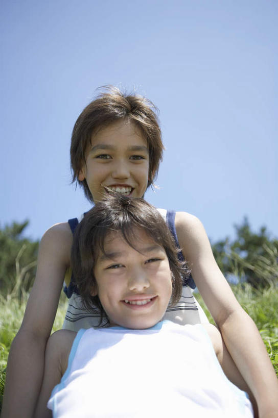 东方人,儿童,两个人,家庭,躺,笑,微笑,露齿笑,竖图,室外,白天,仰视,纯洁,草地,草坪,植物,亚洲,阴影,服装,光线,影子,注视,休闲装,黄种人,草,小孩,衣服,蓝色,绿色,蓝天,天空,阳光,天,观察,看,休闲,温暖,温馨,一家人,休闲服,可爱,童年,童趣,服饰,晴朗,观看,和睦,察看,关注,童真,烂漫,无邪,万里无云,卧着,天真,男孩,男人,男性,亚洲人,晴空,晴空万里,躺着,卧,半身,彩图,低角度拍摄,融洽,男生