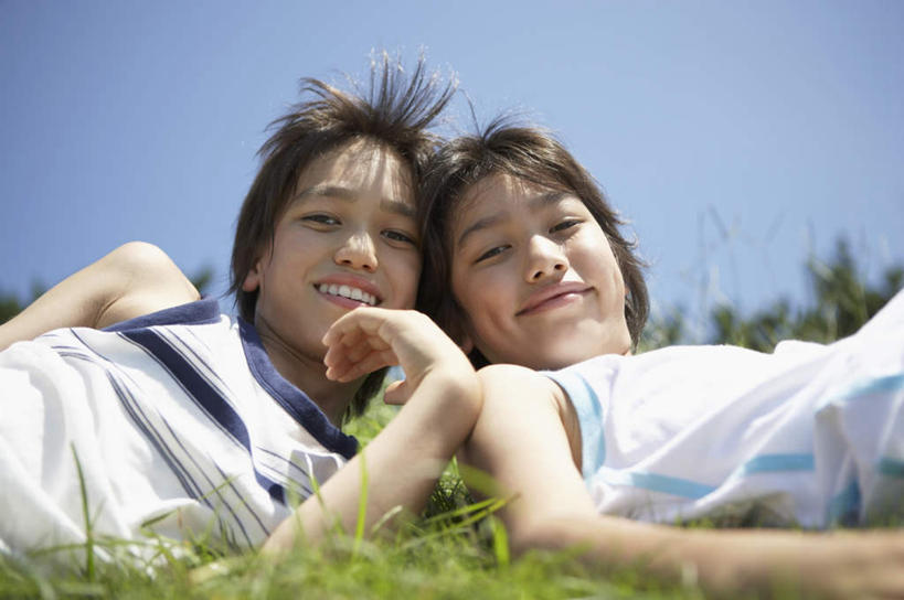 东方人,儿童,两个人,家庭,躺,笑,微笑,露齿笑,横图,室外,白天,仰视,纯洁,草地,草坪,植物,亚洲,撑,阴影,服装,光线,影子,托腮,注视,休闲装,黄种人,草,小孩,衣服,蓝色,绿色,蓝天,天空,阳光,天,观察,看,托,休闲,温暖,温馨,一家人,休闲服,可爱,童年,童趣,服饰,晴朗,观看,和睦,察看,关注,托下巴,童真,烂漫,无邪,万里无云,卧着,天真,男孩,男人,男性,亚洲人,晴空,晴空万里,躺着,卧,半身,彩图,低角度拍摄,融洽,男生