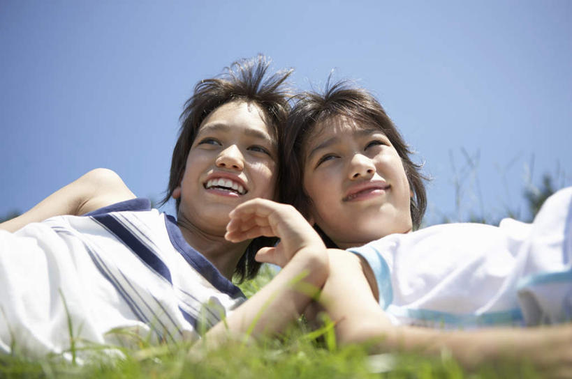 东方人,儿童,两个人,家庭,躺,笑,微笑,露齿笑,横图,室外,白天,仰视,纯洁,草地,草坪,植物,亚洲,撑,阴影,服装,光线,影子,托腮,注视,休闲装,黄种人,草,小孩,衣服,蓝色,绿色,蓝天,天空,阳光,天,观察,看,托,休闲,温暖,温馨,一家人,休闲服,可爱,童年,童趣,服饰,晴朗,观看,和睦,察看,关注,托下巴,童真,烂漫,无邪,万里无云,卧着,天真,男孩,男人,男性,亚洲人,晴空,晴空万里,躺着,卧,半身,彩图,低角度拍摄,融洽,男生