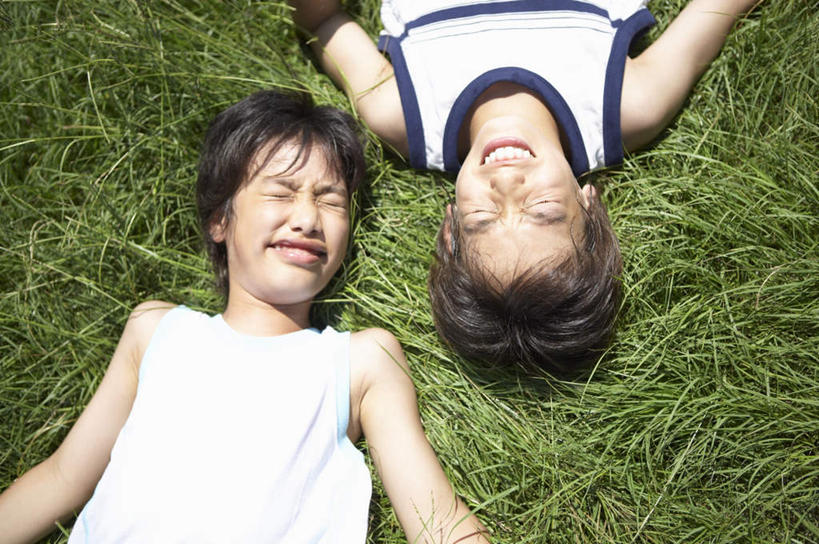 东方人,儿童,两个人,家庭,躺,闭眼,笑,微笑,露齿笑,横图,俯视,室外,白天,纯洁,草地,草坪,植物,亚洲,阴影,服装,光线,影子,休闲装,黄种人,草,小孩,衣服,绿色,阳光,休闲,温暖,温馨,一家人,休闲服,可爱,童年,童趣,服饰,和睦,童真,烂漫,无邪,卧着,天真,男孩,男人,男性,亚洲人,闭眼睛,闭着眼,闭着眼睛,躺着,卧,半身,彩图,高角度拍摄,融洽,男生