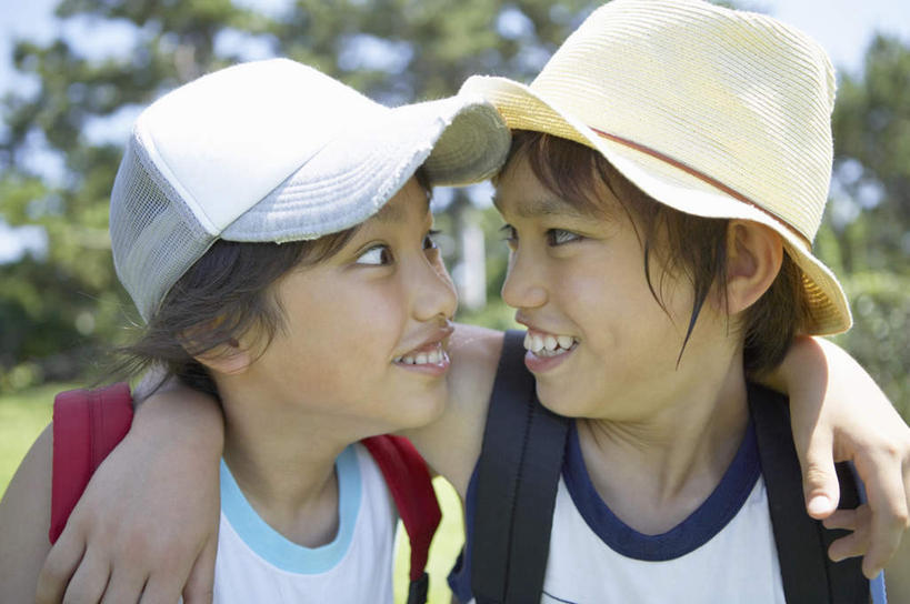 东方人,儿童,两个人,家庭,站,抱,笑,微笑,露齿笑,横图,室外,白天,正面,纯洁,草地,草坪,植物,帽子,亚洲,阴影,服装,朦胧,模糊,光线,影子,注视,休闲装,黄种人,草,树,树木,小孩,衣服,蓝色,绿色,蓝天,天空,阳光,自然,遮阳帽,天,观察,看,站着,休闲,温暖,温馨,一家人,休闲服,可爱,童年,童趣,服饰,生长,晴朗,成长,抱着,观看,和睦,察看,搂着,关注,童真,烂漫,无邪,万里无云,天真,男孩,男人,男性,亚洲人,晴空,晴空万里,怀抱,搂,搂抱,相抱,拥抱,站立,半身,彩图,融洽,男生