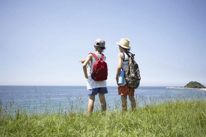 东方人,儿童,两个人,家庭,站,横图,室外,白天,纯洁,草地,草坪,海浪,海洋,沙滩,植物,帽子,亚洲,阴影,服装,光线,包,沙子,影子,海岸,浪花,沙地,旅行包,休闲装,黄种人,草,小孩,背面,衣服,蓝色,绿色,蓝天,天空,阳光,海水,背包,遮阳帽,天,站着,休闲,温暖,温馨,一家人,休闲服,可爱,童年,童趣,服饰,晴朗,和睦,海景,童真,烂漫,无邪,万里无云,旅游包,天真,男孩,男人,男性,亚洲人,大海,风浪,海,海水的波动,海滩,近岸浪,涌浪,晴空,晴空万里,站立,彩图,全身,融洽,双肩包,男生