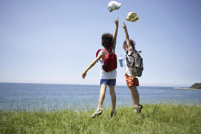 东方人,儿童,两个人,家庭,跳,投,举,横图,室外,白天,纯洁,草地,草坪,海浪,海洋,沙滩,植物,帽子,亚洲,阴影,服装,光线,包,沙子,影子,海岸,浪花,沙地,半空,旅行包,休闲装,黄种人,草,小孩,背面,衣服,蓝色,绿色,蓝天,天空,阳光,海水,背包,遮阳帽,天,托,休闲,温暖,温馨,一家人,休闲服,可爱,童年,童趣,服饰,晴朗,和睦,海景,童真,烂漫,无邪,万里无云,旅游包,天真,男孩,男人,男性,亚洲人,大海,风浪,海,海水的波动,海滩,近岸浪,涌浪,晴空,晴空万里,举起,举手,举着,抛,扔,撒,跳跃,向上举,向上伸,向上托,掷,彩图,全身,融洽,双肩包,男生