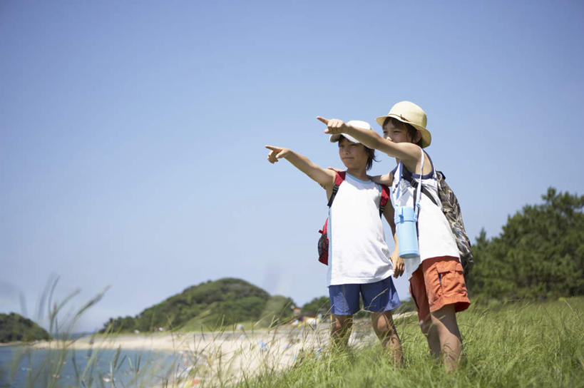 东方人,儿童,两个人,家庭,站,横图,室外,白天,正面,纯洁,草地,草坪,海浪,海洋,沙滩,植物,帽子,亚洲,指,阴影,服装,光线,包,沙子,影子,海岸,浪花,沙地,旅行包,注视,休闲装,黄种人,方向,草,树,树木,小孩,衣服,蓝色,绿色,蓝天,天空,阳光,自然,海水,背包,遮阳帽,天,观察,看,手势,站着,休闲,温暖,温馨,一家人,休闲服,可爱,童年,童趣,服饰,生长,晴朗,成长,观看,和睦,察看,指向,食指,关注,海景,童真,烂漫,无邪,万里无云,旅游包,天真,男孩,男人,男性,亚洲人,大海,风浪,海,海水的波动,海滩,近岸浪,涌浪,晴空,晴空万里,站立,半身,彩图,融洽,双肩包,男生