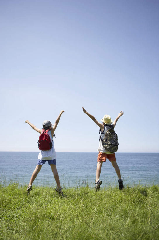 东方人,儿童,两个人,家庭,跳,举,伸展双臂,竖图,室外,白天,纯洁,草地,草坪,海浪,海洋,沙滩,植物,帽子,亚洲,阴影,服装,光线,包,沙子,影子,海岸,浪花,沙地,半空,旅行包,休闲装,黄种人,草,小孩,背面,衣服,蓝色,绿色,蓝天,天空,阳光,海水,背包,遮阳帽,天,托,休闲,温暖,温馨,一家人,休闲服,可爱,童年,童趣,服饰,晴朗,和睦,海景,童真,烂漫,无邪,万里无云,旅游包,天真,男孩,男人,男性,亚洲人,大海,风浪,海,海水的波动,海滩,近岸浪,涌浪,晴空,晴空万里,敞开双臂,举起,举手,举着,伸开双臂,跳跃,向上举,向上伸,向上托,展开双肩,张开手臂,张开双臂,彩图,全身,融洽,双肩包,男生