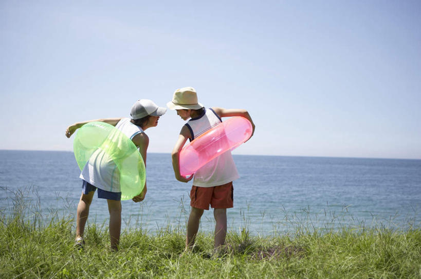 游泳,东方人,儿童,两个人,家庭,站,横图,室外,白天,纯洁,草地,草坪,海浪,海洋,沙滩,植物,帽子,亚洲,握,阴影,服装,光线,救生圈,沙子,影子,塑料,海岸,浪花,沙地,拿,拿着,休闲装,黄种人,草,两个,小孩,背面,衣服,蓝色,绿色,蓝天,天空,阳光,海水,塑料制品,游泳圈,遮阳帽,天,站着,休闲,温暖,温馨,一家人,休闲服,可爱,童年,童趣,握着,充气,服饰,晴朗,和睦,救生,海景,童真,烂漫,无邪,万里无云,泅水,天真,男孩,男人,男性,亚洲人,大海,风浪,海,海水的波动,海滩,近岸浪,涌浪,晴空,晴空万里,站立,彩图,全身,融洽,男生