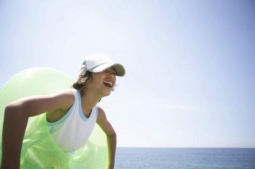 游泳,东方人,儿童,一个人,站,笑,微笑,露齿笑,横图,室外,白天,侧面,纯洁,海浪,海洋,帽子,亚洲,仅一个男性,仅一个人,握,阴影,服装,光线,救生圈,影子,塑料,浪花,拿,拿着,注视,休闲装,黄种人,运动帽,一个,小孩,衣服,蓝色,绿色,蓝天,天空,阳光,海水,塑料制品,游泳圈,天,观察,看,站着,仅一个小孩,休闲,休闲服,鸭舌帽,可爱,童年,童趣,握着,充气,服饰,晴朗,单个,观看,察看,救生,关注,海景,童真,烂漫,无邪,万里无云,泅水,天真,男孩,男人,男性,亚洲人,孩子,大海,风浪,海,海水的波动,近岸浪,涌浪,晴空,晴空万里,站立,半身,彩图,男生