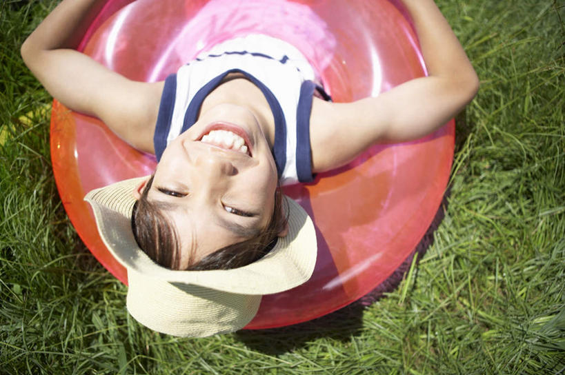 游泳,东方人,儿童,一个人,躺,笑,微笑,露齿笑,横图,俯视,室外,白天,纯洁,帽子,亚洲,仅一个男性,仅一个人,阴影,服装,光线,救生圈,影子,塑料,注视,休闲装,黄种人,一个,小孩,衣服,红色,阳光,塑料制品,游泳圈,遮阳帽,观察,看,仅一个小孩,休闲,休闲服,可爱,童年,童趣,充气,服饰,单个,观看,察看,救生,关注,童真,烂漫,无邪,泅水,卧着,天真,男孩,男人,男性,亚洲人,孩子,躺着,卧,半身,彩图,高角度拍摄,男生