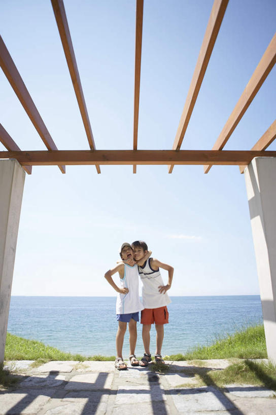 东方人,儿童,两个人,家庭,站,抱,竖图,室外,白天,正面,纯洁,草地,草坪,海浪,海洋,沙滩,植物,亚洲,阴影,服装,光线,沙子,影子,海岸,浪花,沙地,注视,休闲装,黄种人,手叉腰,草,小孩,衣服,蓝色,绿色,蓝天,天空,阳光,海水,天,叉腰,观察,看,站着,休闲,温暖,温馨,一家人,休闲服,可爱,童年,童趣,服饰,晴朗,抱着,观看,和睦,察看,搂着,关注,海景,童真,烂漫,无邪,万里无云,天真,男孩,男人,男性,亚洲人,大海,风浪,海,海水的波动,海滩,近岸浪,涌浪,晴空,晴空万里,怀抱,搂,搂抱,相抱,拥抱,站立,彩图,全身,融洽,男生