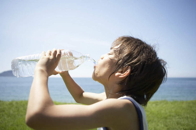 东方人,儿童,一个人,站,闭眼,横图,室外,白天,侧面,纯洁,草地,草坪,海浪,海洋,沙滩,水,植物,亚洲,仅一个男性,仅一个人,喝,握,阴影,服装,光线,沙子,液体,影子,海岸,浪花,沙地,拿,拿着,休闲装,黄种人,饮用水,草,小孩,衣服,蓝色,绿色,蓝天,天空,阳光,海水,瓶子,塑料制品,矿泉水,天,站着,仅一个小孩,休闲,休闲服,塑料瓶,可爱,童年,童趣,握着,服饰,晴朗,一瓶,海景,童真,蒸馏水,烂漫,无邪,万里无云,天真,男孩,男人,男性,亚洲人,孩子,大海,风浪,海,海水的波动,海滩,近岸浪,涌浪,晴空,晴空万里,闭眼睛,闭着眼,闭着眼睛,站立,半身,彩图,男生