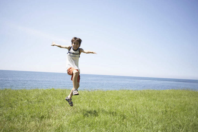 东方人,儿童,一个人,跳,伸展双臂,横图,室外,白天,正面,纯洁,草地,草坪,海浪,海洋,沙滩,植物,亚洲,仅一个男性,仅一个人,阴影,服装,光线,沙子,影子,海岸,浪花,水平线,辽阔,海平线,沙地,半空,注视,休闲装,黄种人,草,小孩,衣服,蓝色,绿色,蓝天,天空,阳光,海水,天,观察,看,仅一个小孩,休闲,广阔,休闲服,可爱,童年,童趣,服饰,晴朗,观看,一望无际,察看,关注,海景,童真,烂漫,无邪,万里无云,无边无际,一马平川,天真,男孩,男人,男性,亚洲人,孩子,大海,风浪,海,海水的波动,海滩,近岸浪,涌浪,晴空,晴空万里,敞开双臂,伸开双臂,跳跃,展开双肩,张开手臂,张开双臂,彩图,全身,水天相接,水天一线,男生