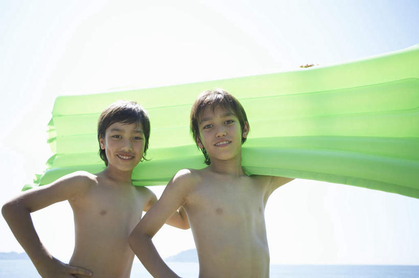 东方人,儿童,两个人,家庭,站,笑,微笑,露齿笑,横图,室外,白天,正面,纯洁,海浪,海洋,床,亚洲,握,阴影,光线,影子,塑料,浪花,拿,拿着,注视,黄种人,手叉腰,裸露,一个,小孩,蓝色,绿色,蓝天,天空,阳光,海水,塑料制品,天,叉腰,观察,看,站着,温暖,温馨,一家人,气垫床,可爱,童年,童趣,握着,充气,晴朗,单个,观看,和睦,察看,关注,裸,海景,童真,烂漫,无邪,万里无云,天真,男孩,男人,男性,亚洲人,大海,风浪,海,海水的波动,近岸浪,涌浪,晴空,晴空万里,站立,半身,彩图,融洽,男生