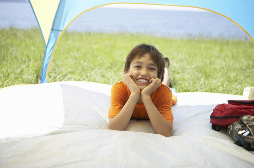 东方人,儿童,一个人,笑,微笑,露齿笑,横图,室外,白天,正面,旅游,度假,纯洁,草地,草坪,植物,亚洲,仅一个男性,仅一个人,撑,服装,帐篷,托腮,注视,休闲装,黄种人,娱乐,草,小孩,衣服,绿色,观察,看,趴着,托,仅一个小孩,享受,休闲,休闲服,橙色,放松,可爱,童年,童趣,服饰,观看,察看,关注,托下巴,露营,野营,童真,烂漫,无邪,宿营,天真,男孩,男人,男性,亚洲人,孩子,趴,彩图,全身,男生