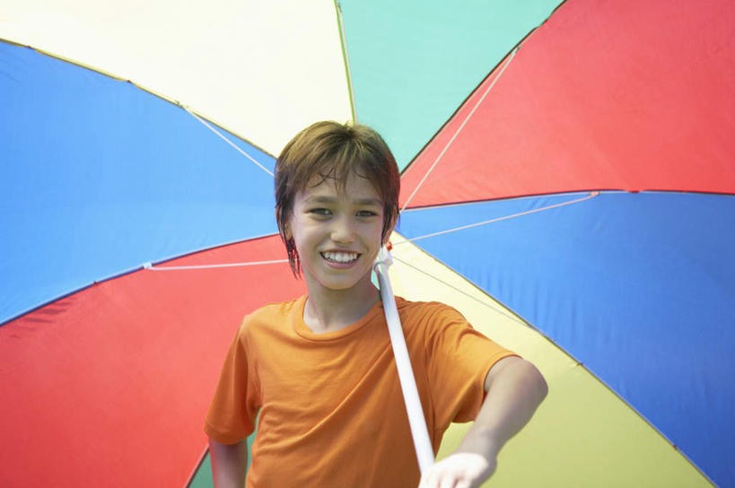 东方人,儿童,一个人,站,笑,微笑,露齿笑,横图,彩色,室外,白天,正面,纯洁,亚洲,仅一个男性,仅一个人,一把,握,服装,伞,雨伞,遮阳伞,拿,拿着,注视,休闲装,黄种人,阳伞,小孩,衣服,观察,看,站着,仅一个小孩,休闲,休闲服,橙色,可爱,童年,童趣,握着,服饰,观看,察看,太阳伞,关注,童真,烂漫,无邪,天真,男孩,男人,男性,亚洲人,孩子,站立,半身,彩图,男生