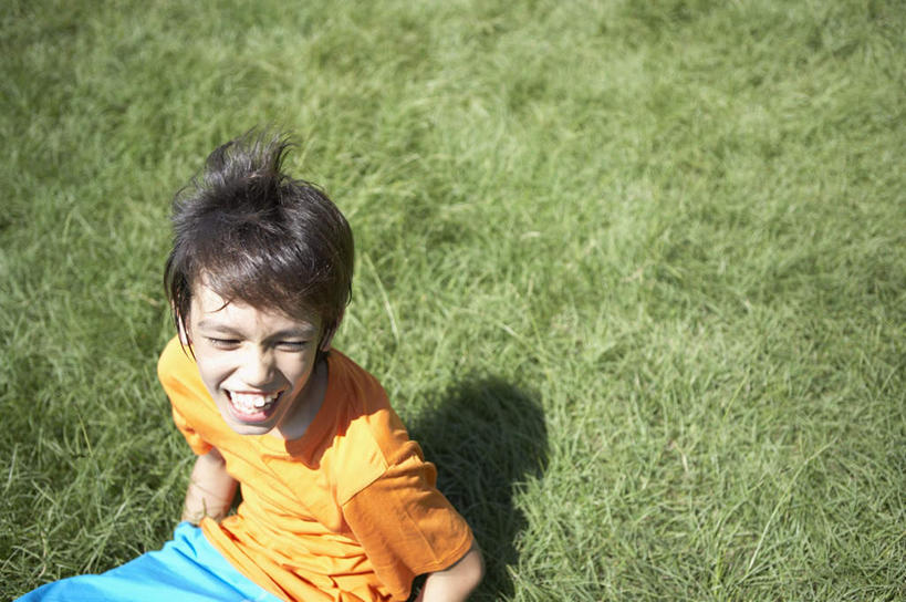 东方人,儿童,一个人,坐,笑,微笑,露齿笑,横图,俯视,室外,白天,纯洁,草地,草坪,植物,亚洲,仅一个男性,仅一个人,阴影,服装,光线,影子,注视,休闲装,黄种人,草,小孩,衣服,绿色,阳光,观察,看,仅一个小孩,休闲,休闲服,橙色,可爱,童年,童趣,服饰,观看,察看,关注,童真,烂漫,无邪,天真,男孩,男人,男性,亚洲人,孩子,坐着,半身,彩图,高角度拍摄,男生