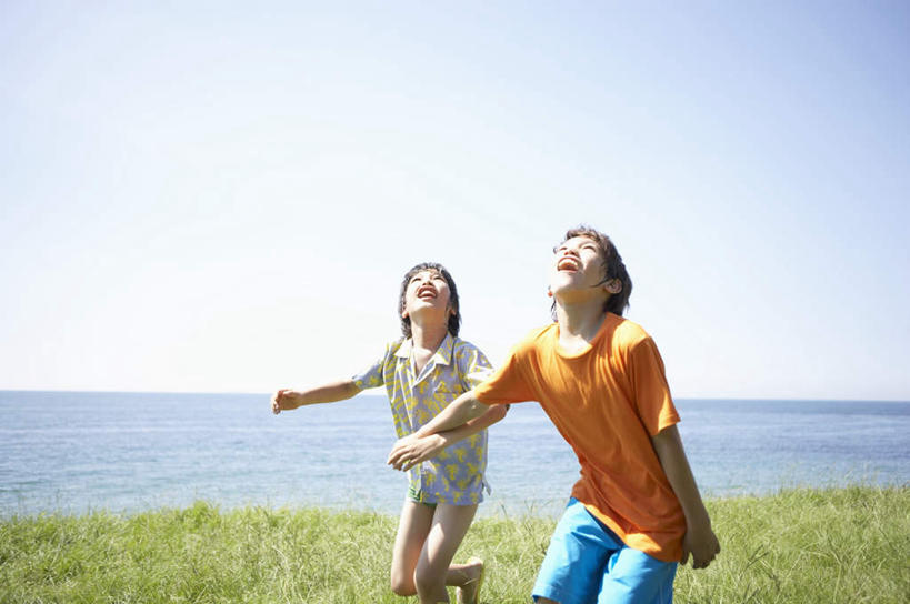 东方人,儿童,两个人,家庭,跑,伸展双臂,笑,微笑,露齿笑,横图,室外,白天,正面,锻炼,纯洁,运动,草地,草坪,海浪,海洋,沙滩,植物,亚洲,阴影,服装,光线,沙子,影子,海岸,浪花,沙地,注视,休闲装,黄种人,草,小孩,衣服,蓝色,绿色,蓝天,天空,阳光,海水,天,观察,看,休闲,温暖,温馨,一家人,休闲服,可爱,童年,童趣,服饰,晴朗,观看,和睦,察看,关注,海景,童真,烂漫,无邪,万里无云,体育,天真,男孩,男人,男性,亚洲人,大海,风浪,海,海水的波动,海滩,近岸浪,涌浪,晴空,晴空万里,敞开双臂,跑步,伸开双臂,抬头,仰头,展开双肩,张开手臂,张开双臂,半身,彩图,健身,融洽,男生