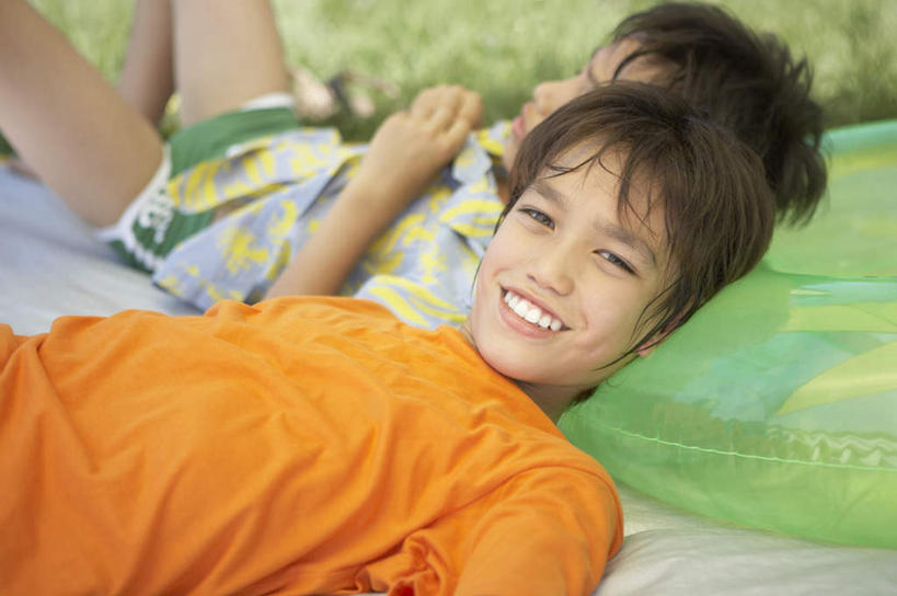 游泳,东方人,儿童,两个人,家庭,躺,笑,微笑,露齿笑,横图,俯视,室外,白天,纯洁,草地,草坪,植物,亚洲,服装,朦胧,模糊,救生圈,塑料,注视,休闲装,黄种人,草,小孩,衣服,绿色,塑料制品,游泳圈,观察,看,休闲,温暖,温馨,一家人,休闲服,橙色,可爱,童年,童趣,充气,服饰,观看,和睦,察看,救生,关注,童真,烂漫,无邪,泅水,卧着,天真,男孩,男人,男性,亚洲人,躺着,卧,半身,彩图,高角度拍摄,融洽,男生