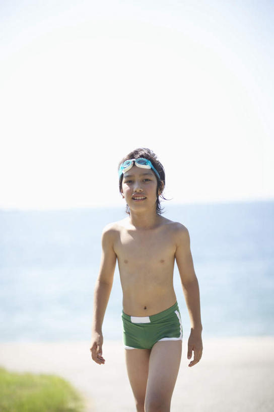 东方人,儿童,一个人,走,竖图,室外,白天,正面,纯洁,草地,草坪,海浪,海洋,沙滩,植物,亚洲,仅一个男性,仅一个人,阴影,裤子,光线,沙子,眼镜,影子,泳镜,海岸,浪花,沙地,注视,黄种人,裸露,草,小孩,蓝色,绿色,蓝天,天空,阳光,海水,游泳眼镜,天,观察,看,仅一个小孩,可爱,童年,童趣,晴朗,观看,察看,关注,裸,海景,童真,烂漫,无邪,万里无云,天真,男孩,男人,男性,亚洲人,孩子,大海,风浪,海,海水的波动,海滩,近岸浪,涌浪,晴空,晴空万里,步行,散步,走路,半身,彩图,男生