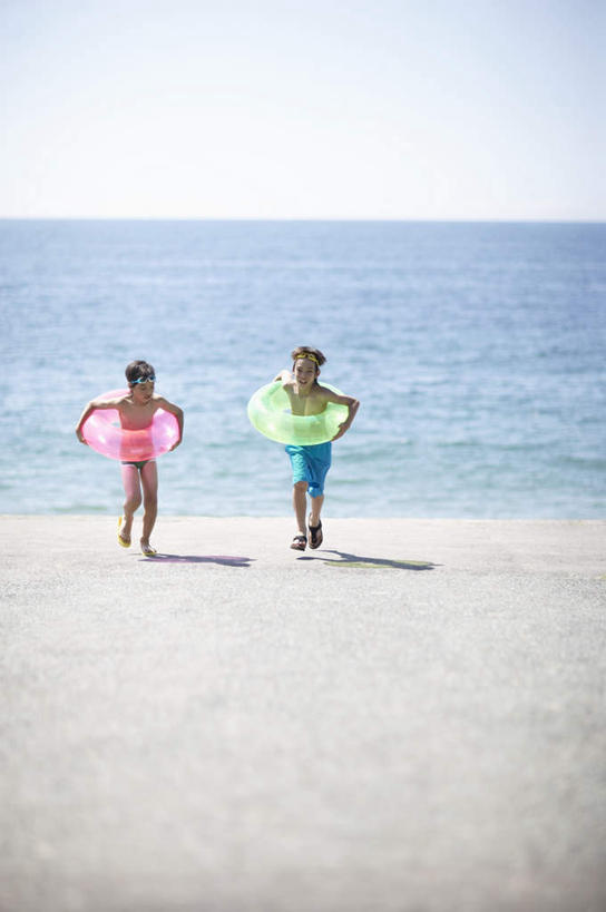 游泳,东方人,儿童,两个人,家庭,跑,竖图,室外,白天,正面,锻炼,纯洁,运动,海浪,海洋,沙滩,亚洲,握,泳裤,救生圈,沙子,塑料,海岸,浪花,水平线,辽阔,海平线,沙地,拿,拿着,注视,黄种人,裸露,两个,小孩,蓝色,蓝天,天空,海水,塑料制品,游泳圈,天,观察,看,广阔,温暖,温馨,一家人,可爱,童年,童趣,握着,充气,晴朗,观看,一望无际,和睦,察看,救生,关注,裸,海景,童真,烂漫,无邪,万里无云,泅水,无边无际,一马平川,体育,天真,男孩,男人,男性,亚洲人,大海,风浪,海,海水的波动,海滩,近岸浪,涌浪,晴空,晴空万里,跑步,彩图,全身,健身,融洽,水天相接,水天一线,男生