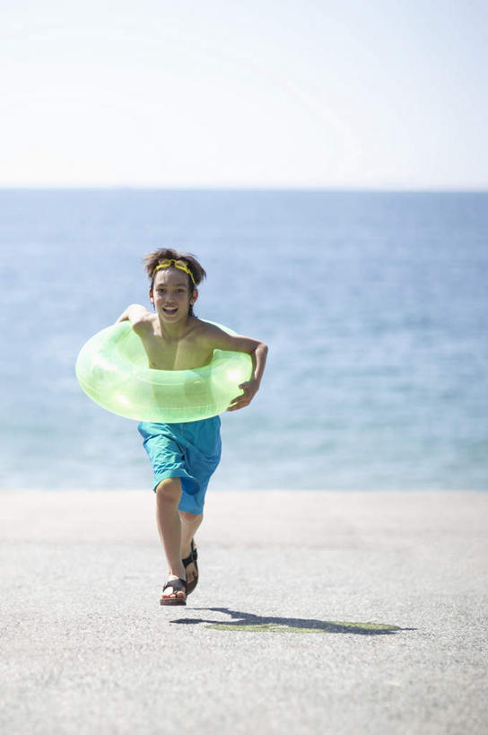 游泳,东方人,儿童,一个人,跑,竖图,室外,白天,正面,锻炼,纯洁,运动,海浪,海洋,沙滩,亚洲,仅一个男性,仅一个人,握,泳裤,朦胧,模糊,救生圈,沙子,塑料,海岸,浪花,水平线,辽阔,海平线,沙地,拿,拿着,注视,黄种人,裸露,一个,小孩,蓝色,蓝天,天空,海水,塑料制品,游泳圈,天,观察,看,仅一个小孩,广阔,可爱,童年,童趣,握着,充气,晴朗,单个,观看,一望无际,察看,救生,关注,裸,海景,童真,烂漫,无邪,万里无云,泅水,无边无际,一马平川,体育,天真,男孩,男人,男性,亚洲人,孩子,大海,风浪,海,海水的波动,海滩,近岸浪,涌浪,晴空,晴空万里,跑步,彩图,全身,健身,水天相接,水天一线,男生