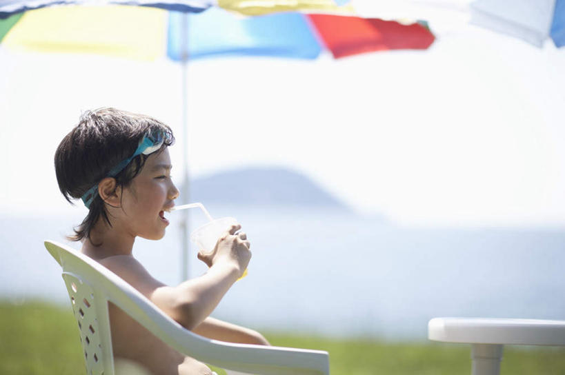 东方人,儿童,一个人,坐,横图,室外,白天,侧面,纯洁,草地,草坪,海浪,海洋,沙滩,植物,杯子,椅子,亚洲,仅一个男性,仅一个人,握,阴影,朦胧,模糊,光线,伞,沙子,眼镜,影子,泳镜,雨伞,遮阳伞,塑料,海岸,浪花,沙地,拿,拿着,注视,黄种人,阳伞,裸露,草,小孩,蓝色,绿色,蓝天,天空,阳光,海水,塑料制品,吸管,游泳眼镜,天,观察,看,仅一个小孩,可爱,童年,童趣,握着,晴朗,观看,塑料杯,察看,空心,太阳伞,关注,裸,海景,童真,烂漫,无邪,万里无云,饮管,天真,男孩,男人,男性,亚洲人,孩子,大海,风浪,海,海水的波动,海滩,近岸浪,涌浪,晴空,晴空万里,坐着,半身,彩图,男生,圆柱状