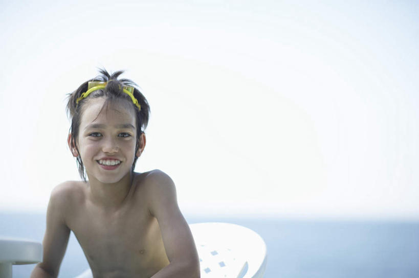 东方人,儿童,一个人,坐,笑,微笑,露齿笑,横图,室外,白天,正面,纯洁,海浪,海洋,椅子,亚洲,仅一个男性,仅一个人,阴影,朦胧,模糊,光线,眼镜,影子,泳镜,浪花,注视,黄种人,裸露,小孩,蓝色,蓝天,天空,阳光,海水,游泳眼镜,天,观察,看,仅一个小孩,可爱,童年,童趣,晴朗,观看,察看,关注,裸,海景,童真,烂漫,无邪,万里无云,天真,男孩,男人,男性,亚洲人,孩子,大海,风浪,海,海水的波动,近岸浪,涌浪,晴空,晴空万里,坐着,半身,彩图,男生