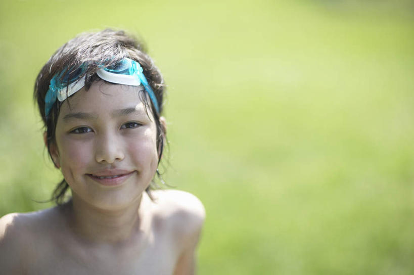 东方人,儿童,脸,头,脸颊,一个人,笑,微笑,横图,室外,特写,白天,正面,纯洁,草地,草坪,植物,亚洲,仅一个男性,仅一个人,朦胧,模糊,眼镜,泳镜,注视,黄种人,裸露,肩膀,草,小孩,绿色,游泳眼镜,观察,看,仅一个小孩,可爱,童年,童趣,观看,察看,关注,裸,童真,烂漫,无邪,天真,男孩,男人,男性,亚洲人,孩子,头部,脸部,脸蛋,面部,半身,彩图,男生