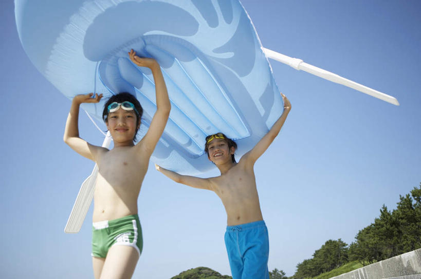 东方人,儿童,两个人,家庭,走,举,伸展双臂,笑,微笑,露齿笑,横图,室外,白天,仰视,纯洁,植物,船,亚洲,一艘,握,阴影,泳裤,光线,眼镜,影子,泳镜,拿,拿着,注视,黄种人,裸露,树,树木,小孩,蓝色,绿色,蓝天,天空,阳光,自然,游泳眼镜,交通工具,天,观察,看,托,温暖,温馨,一家人,可爱,童年,童趣,握着,生长,晴朗,成长,观看,和睦,察看,关注,载具,裸,童真,气垫船,烂漫,无邪,万里无云,天真,男孩,男人,男性,亚洲人,晴空,晴空万里,步行,敞开双臂,举起,举手,举着,散步,伸开双臂,向上举,向上伸,向上托,展开双肩,张开手臂,张开双臂,走路,半身,彩图,低角度拍摄,融洽,男生