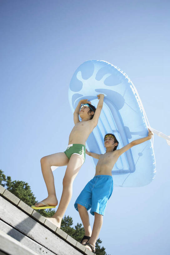 东方人,儿童,两个人,家庭,走,举,伸展双臂,笑,微笑,露齿笑,竖图,室外,白天,仰视,纯洁,植物,船,亚洲,一艘,握,阴影,泳裤,光线,眼镜,影子,泳镜,拿,拿着,注视,黄种人,裸露,树,树木,小孩,蓝色,绿色,蓝天,天空,阳光,自然,游泳眼镜,交通工具,天,观察,看,托,温暖,温馨,一家人,可爱,童年,童趣,握着,生长,晴朗,成长,观看,和睦,察看,关注,载具,裸,童真,气垫船,烂漫,无邪,万里无云,天真,男孩,男人,男性,亚洲人,晴空,晴空万里,步行,敞开双臂,举起,举手,举着,散步,伸开双臂,向上举,向上伸,向上托,展开双肩,张开手臂,张开双臂,走路,彩图,低角度拍摄,全身,融洽,男生