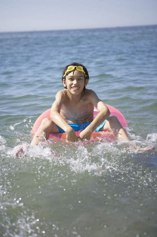 东方人,儿童,一个人,坐,笑,微笑,露齿笑,竖图,室外,白天,正面,纯洁,海浪,海洋,船,亚洲,仅一个男性,仅一个人,一艘,泳裤,眼镜,泳镜,浪花,水平线,辽阔,海平线,注视,黄种人,裸露,小孩,蓝色,蓝天,天空,海水,游泳眼镜,交通工具,天,观察,看,仅一个小孩,广阔,可爱,童年,童趣,晴朗,观看,一望无际,察看,关注,载具,裸,海景,童真,气垫船,烂漫,无邪,万里无云,无边无际,一马平川,天真,男孩,男人,男性,亚洲人,孩子,大海,风浪,海,海水的波动,近岸浪,涌浪,晴空,晴空万里,坐着,彩图,全身,水天相接,水天一线,男生