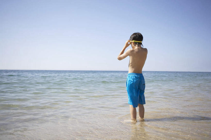 东方人,儿童,一个人,站,横图,室外,白天,纯洁,海浪,海洋,沙滩,亚洲,仅一个男性,仅一个人,握,阴影,泳裤,光线,沙子,眼镜,影子,泳镜,海岸,浪花,沙地,拿,拿着,黄种人,裸露,小孩,背面,蓝色,蓝天,天空,阳光,海水,游泳眼镜,天,站着,仅一个小孩,可爱,童年,童趣,握着,晴朗,裸,海景,童真,烂漫,无邪,万里无云,天真,男孩,男人,男性,亚洲人,孩子,大海,风浪,海,海水的波动,海滩,近岸浪,涌浪,晴空,晴空万里,站立,彩图,全身,男生