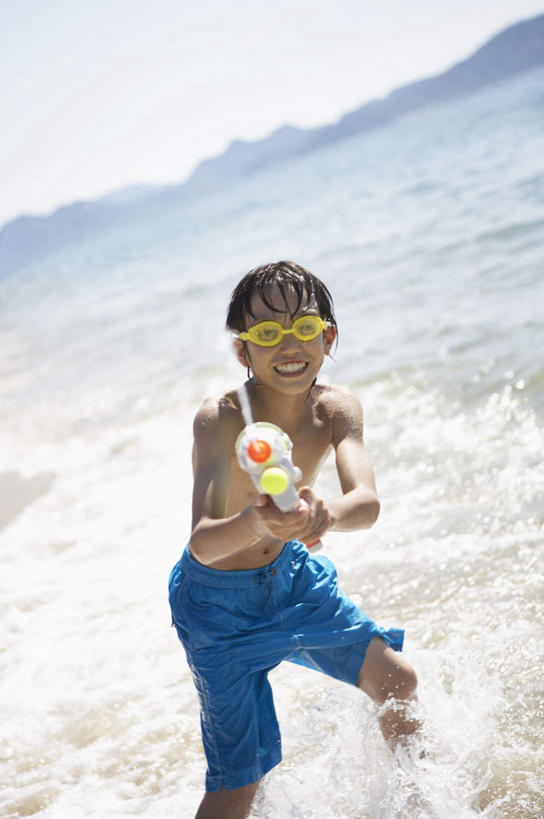 东方人,儿童,一个人,站,笑,微笑,露齿笑,竖图,室外,白天,正面,游戏,纯洁,海浪,海洋,沙滩,玩具,亚洲,仅一个男性,仅一个人,一把,握,阴影,泳裤,朦胧,模糊,光线,沙子,眼镜,影子,泳镜,海岸,浪花,沙地,拿,玩,拿着,注视,黄种人,娱乐,裸露,小孩,蓝色,蓝天,天空,阳光,海水,游泳眼镜,天,观察,看,站着,仅一个小孩,休闲,可爱,童年,童趣,益智,握着,晴朗,观看,活动,水枪,察看,发泄,关注,消遣,智力,裸,海景,童真,烂漫,无邪,万里无云,宣泄,玩具水枪,天真,男孩,男人,男性,亚洲人,孩子,大海,风浪,海,海水的波动,海滩,近岸浪,涌浪,晴空,晴空万里,玩耍,嬉戏,站立,半身,彩图,男生