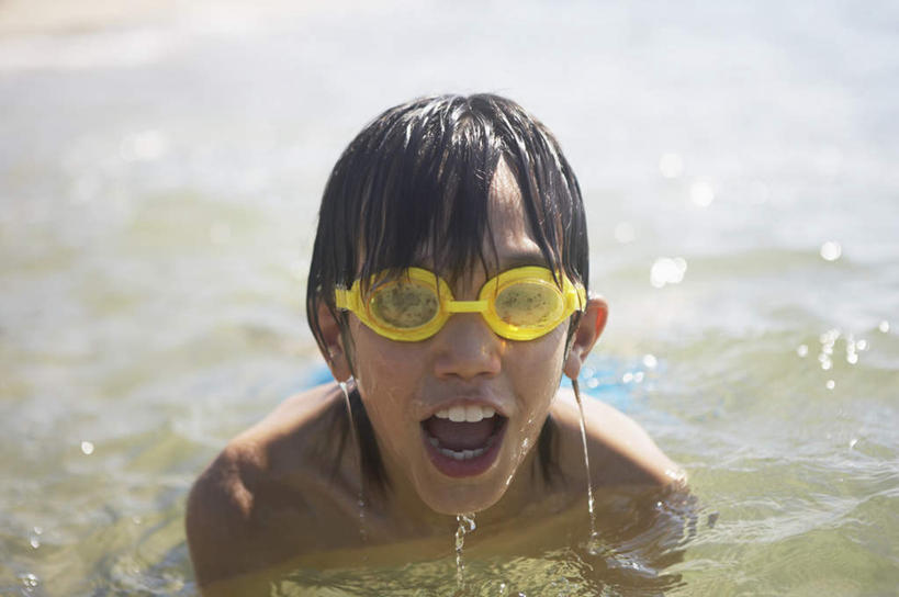 游泳,东方人,儿童,一个人,横图,室外,特写,白天,正面,纯洁,海浪,海洋,亚洲,仅一个男性,仅一个人,阴影,朦胧,模糊,光线,眼镜,影子,泳镜,浪花,注视,黄种人,裸露,小孩,阳光,海水,游泳眼镜,观察,看,张嘴,仅一个小孩,可爱,童年,童趣,观看,察看,关注,裸,张大嘴巴,海景,童真,烂漫,无邪,泅水,拍浮,天真,男孩,男人,男性,亚洲人,孩子,大海,风浪,海,海水的波动,近岸浪,涌浪,张开嘴,半身,彩图,男生