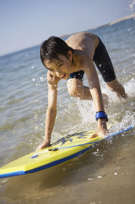 冲浪,东方人,儿童,一个人,站,竖图,室外,白天,正面,锻炼,纯洁,运动,海浪,海洋,水,亚洲,仅一个男性,仅一个人,撑,弯腰,阴影,飞溅,泳裤,溅,光线,冲浪板,液体,影子,浪花,水滴,注视,黄种人,运动器械,裸露,水珠,一个,小孩,黄色,蓝色,蓝天,天空,阳光,海水,天,观察,看,站着,仅一个小孩,健身器械,可爱,童年,童趣,晴朗,单个,观看,察看,撑着,关注,喷洒,裸,健身器材,水上运动,海景,童真,烂漫,无邪,万里无云,弯身,冲浪装备,体育,天真,男孩,男人,男性,亚洲人,孩子,大海,风浪,海,海水的波动,近岸浪,涌浪,晴空,晴空万里,站立,彩图,全身,健身,冲浪运动,运动器材,男生