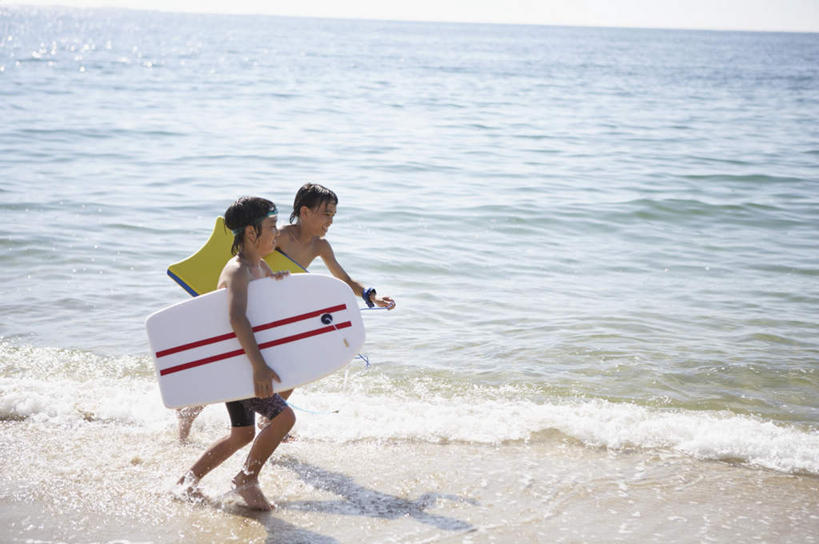 冲浪,东方人,儿童,两个人,家庭,走,横图,室外,白天,侧面,锻炼,纯洁,运动,海浪,海洋,沙滩,亚洲,握,阴影,光线,冲浪板,沙子,影子,海岸,浪花,水平线,辽阔,海平线,沙地,拿,拿着,注视,黄种人,运动器械,裸露,小孩,蓝色,蓝天,天空,阳光,海水,天,观察,看,广阔,温暖,温馨,一家人,健身器械,可爱,童年,童趣,握着,晴朗,观看,一望无际,和睦,察看,关注,裸,健身器材,水上运动,海景,童真,烂漫,无邪,万里无云,无边无际,一马平川,冲浪装备,体育,天真,男孩,男人,男性,亚洲人,大海,风浪,海,海水的波动,海滩,近岸浪,涌浪,晴空,晴空万里,步行,散步,走路,彩图,全身,健身,融洽,水天相接,水天一线,冲浪运动,运动器材,男生