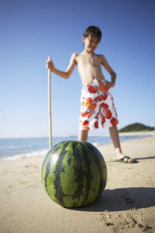 东方人,儿童,一个人,站,竖图,室外,白天,仰视,纯洁,海浪,海洋,沙滩,西瓜,亚洲,仅一个男性,仅一个人,握,阴影,裤子,光线,棍子,沙子,影子,海岸,浪花,沙地,拿,拿着,注视,黄种人,手叉腰,裸露,一个,小孩,蓝色,绿色,蓝天,天空,阳光,海水,天,叉腰,观察,看,站着,仅一个小孩,可爱,童年,童趣,握着,晴朗,单个,观看,察看,关注,裸,海景,童真,烂漫,无邪,万里无云,天真,男孩,男人,男性,亚洲人,孩子,大海,风浪,海,海水的波动,海滩,近岸浪,涌浪,晴空,晴空万里,寒瓜,站立,彩图,低角度拍摄,全身,男生