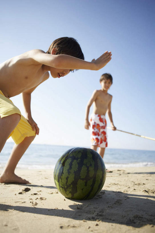 东方人,儿童,两个人,家庭,站,竖图,室外,白天,仰视,纯洁,海浪,海洋,沙滩,西瓜,亚洲,弯腰,握,阴影,裤子,光线,棍子,沙子,影子,海岸,浪花,沙地,拿,拿着,注视,黄种人,裸露,一个,小孩,蓝色,绿色,蓝天,天空,阳光,海水,天,观察,看,站着,温暖,温馨,一家人,可爱,童年,童趣,握着,晴朗,单个,观看,和睦,察看,关注,裸,海景,童真,烂漫,无邪,万里无云,弯身,天真,男孩,男人,男性,亚洲人,大海,风浪,海,海水的波动,海滩,近岸浪,涌浪,晴空,晴空万里,寒瓜,站立,半身,彩图,低角度拍摄,融洽,男生