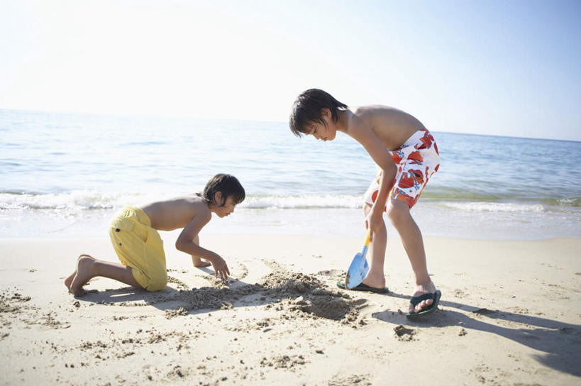 东方人,儿童,两个人,家庭,站,跪,横图,室外,白天,侧面,纯洁,海浪,海洋,沙滩,亚洲,弯腰,握,阴影,泳裤,光线,铲子,沙子,影子,海岸,浪花,水平线,辽阔,海平线,沙地,拿,拿着,注视,黄种人,裸露,小孩,蓝色,蓝天,天空,阳光,海水,天,观察,看,站着,广阔,温暖,温馨,一家人,可爱,童年,童趣,握着,晴朗,观看,一望无际,和睦,察看,关注,裸,海景,童真,烂漫,无邪,万里无云,弯身,无边无际,一马平川,天真,男孩,男人,男性,亚洲人,大海,风浪,海,海水的波动,海滩,近岸浪,涌浪,晴空,晴空万里,跪着,站立,彩图,全身,融洽,水天相接,水天一线,男生