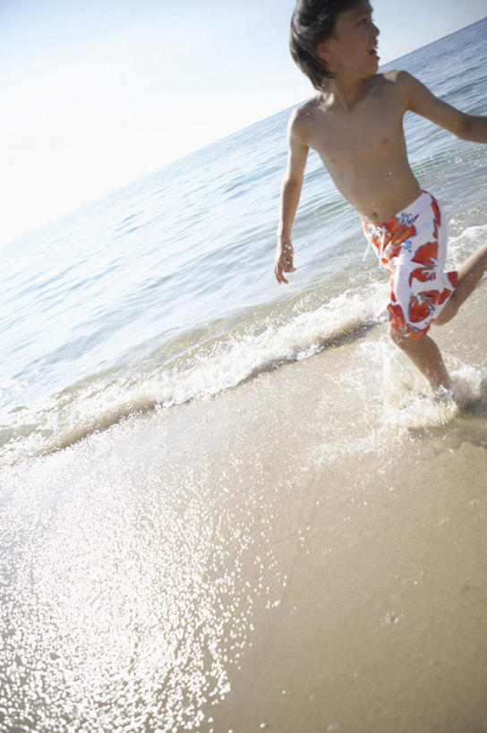 东方人,儿童,一个人,跑,竖图,室外,白天,侧面,锻炼,纯洁,运动,海浪,海洋,沙滩,水,亚洲,仅一个男性,仅一个人,阴影,飞溅,泳裤,溅,光线,沙子,液体,影子,海岸,浪花,水滴,水平线,辽阔,海平线,沙地,扭头,注视,黄种人,裸露,水珠,小孩,蓝色,蓝天,天空,阳光,海水,天,观察,看,转头,仅一个小孩,广阔,可爱,童年,童趣,晴朗,观看,一望无际,察看,关注,喷洒,裸,海景,童真,烂漫,无邪,万里无云,无边无际,一马平川,体育,天真,男孩,男人,男性,亚洲人,孩子,大海,风浪,海,海水的波动,海滩,近岸浪,涌浪,晴空,晴空万里,跑步,半身,彩图,健身,水天相接,水天一线,男生